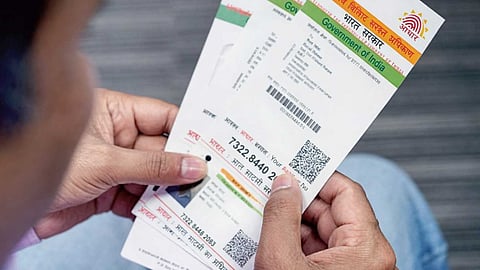 आसाममध्ये १८ वर्षांवरील व्यक्तींना आधार कार्ड वितरण थांबवणार; आसाम सरकारचा निर्णय