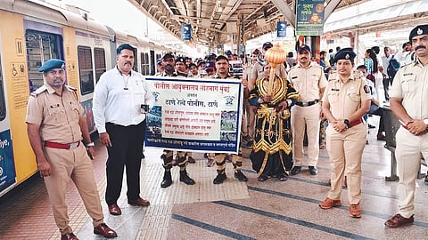 Thane  : दिवा स्थानकात 'यमदूत'ची एंट्री; रेल्वे रुळ ओलांडणाऱ्यांना दिला सुरक्षेचा संदेश
