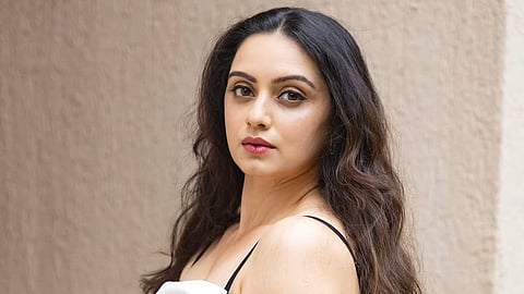 ब्लॅक अँड व्हाइट ड्रेसमध्ये श्रुती मराठेचा ग्लॅमरस अंदाज; नव्या फोटोशूटने वेधलं लक्ष