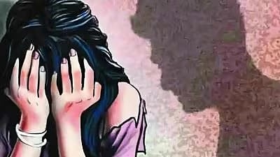 'पास करून देतो' म्हणत विद्यार्थिनींशी गैरवर्तन; संतप्त पालकांकडून शिक्षकाला चोप
