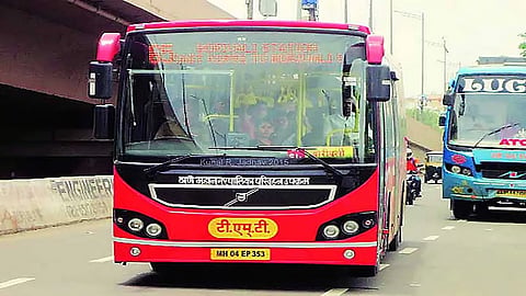 Thane : पहिली वातानुकूलित डबलडेकर बस अखेर रस्त्यावर; चार्जिंग सुविधेच्या समस्येनंतर पर्यायी व्यवस्था, सर्कल-भाईंदरपाडा मार्गावर धावली 