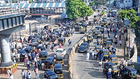 BEST Strike : रिक्षाला लाईन, मेट्रोमध्ये मोठी गर्दी; बेस्ट संपाचा प्रवाशांना फटका