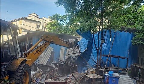 Mumbai : सोसायटीच्या आवारातील अतिक्रमण जमीनदोस्त; ओशिवरामध्ये मुंबई महापालिका, पोलिसांची संयुक्त कारवाई