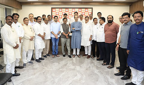 ठाकरेंच्या बैठकीत चार आमदारांच्या गैरहजेरीची चर्चा; खासदार फुटीवर चर्चा नाही, सरकारला जाब विचारण्याचा सल्ला 