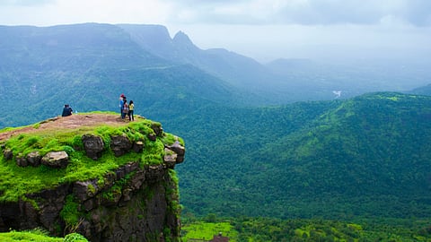 Monsoon Getaway: पावसाळ्यात मुंबईजवळची 'ही' ७ ठिकाणं फिरायलाच हवीत; धबधबे, धुकं आणि हिरवाईचा अनोखा अनुभव