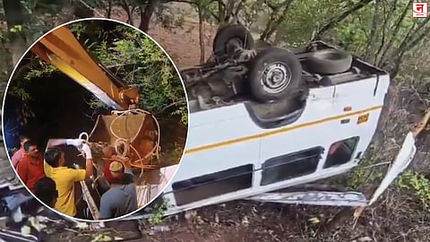 Pune : राजगडाजवळ मुंबईतील पर्यटकांची खासगी ट्रॅव्हलर बस दरीत कोसळली; दोघांचा मृत्यू, अनेक जखमी