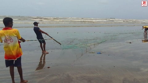 मुरूडच्या मच्छिमारांसाठी 'रापण' उदरनिर्वाहाचे वरदान; पावसाळ्यात पारंपरिक मासेमारीला प्राधान्य; फीलसा माशाला बाजारात चांगला दर
