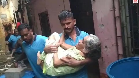 Ulhasnagar : पाण्याच्या विळख्यात अडकलेल्या आजीबाईंची अग्निशमन दलाकडून सुटका