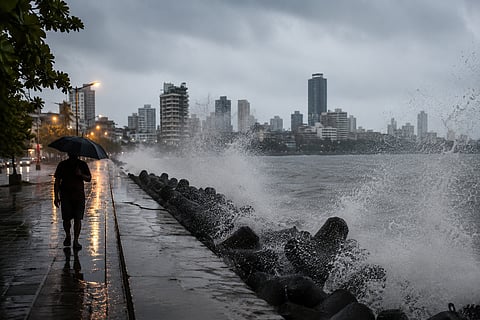 Mumbai Rain : पुढील ४८ तास मुंबईसह उपनगरांसाठी रेड अलर्ट; IMD कडून अतिमुसळधार पावसाचा इशारा