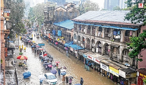 Mumbai Rains : मुंबापुरीत संततधार; रस्ते झाले ओढे