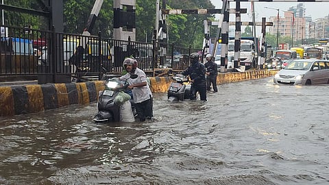 पावसाचे धूमशान! ठाणे-पालघर पट्ट्यात मुसळधार; मुंबईत आजही रेड अलर्ट, रेल्वे उशिराने, उपनगरातील रस्ते पाण्याखाली