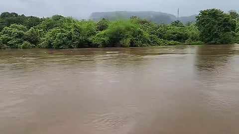 रायगड जिल्ह्यात हाहाकार! मुंबई-गोवा महामार्ग ८ तास ठप्प; अंबा, कुंडलिका, पाताळगंगाने ओलांडली धोका पातळी