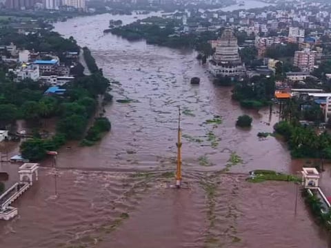 आळंदीत पावसाचा हाहाकार; इंद्रायणी नदीचे रौद्ररूप, २५० वारकऱ्यांची सुटका