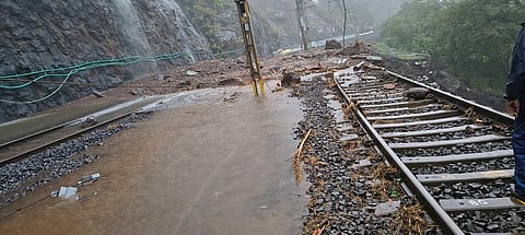 खंडाळा घाटात दरड कोसळली; १७ मेल एक्स्प्रेस गाड्या रद्द, ३१ रेल्वेगाड्यांचे मार्ग बदलले