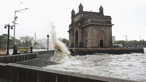 Mumbai Rain Alert : समुद्रात उंच भरतीची शक्यता; मुसळधार पाऊस आणि सोसाट्याच्या वाऱ्यांमुळे सतर्कतेचा इशारा