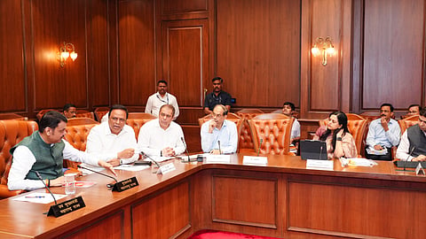 Mumbai : फनेल झोन बाधित इमारतींच्या पुनर्विकासाला गती द्या; मुख्यमंत्री देवेंद्र फडणवीस यांचे निर्देश