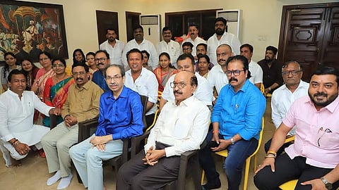 उद्धव ठाकरे म्हणाले, थोडं थांबा..आपले चांगले दिवस येणार! नाशिक महापालिकेतील नगरसेवकांशी ‘मातोश्री’वर खलबते