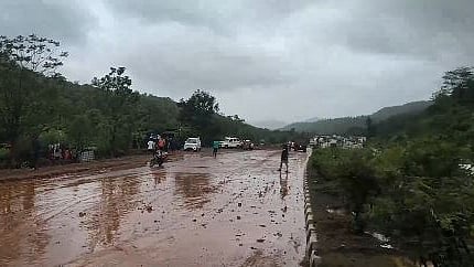 कशेडी घाटात प्रचंड दरड कोसळली; मुंबई लेन १४ तास बंद