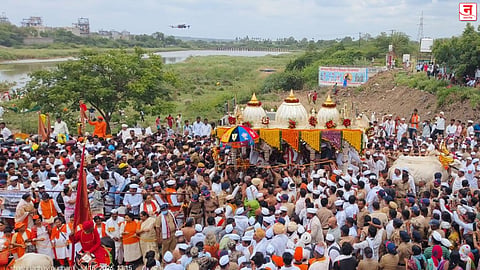 'माऊली... माऊली'च्या जयघोषात नीरा स्नान संपन्न; संत ज्ञानेश्वर महाराजांच्या पालखीचे सातारा जिल्ह्यात भक्तिभावाने स्वागत