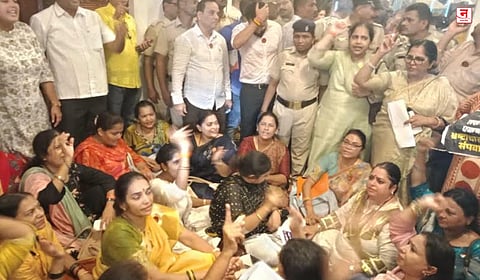 Mumbai : पालिका सभागृहातही पडसाद! ‘मोदी हाय हाय, विद्यार्थ्यांना न्याय द्या’; महापालिकेत विरोधकांची जोरदार घोषणाबाजी