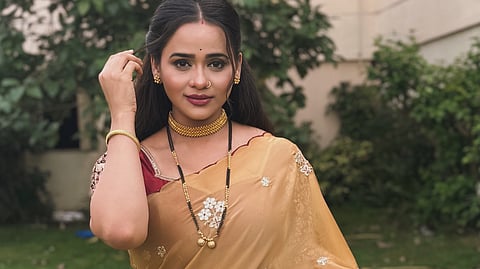 'तू ही रे माझा मितवा' फेम मधुरा जोशीचा सोनेरी साडीतील मोहक अंदाज; फोटो एकदा पाहाच