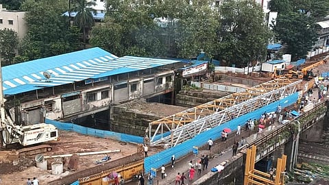 Mumbai : शीव उड्डाणपुलाची एक मार्गिका ३१ ऑगस्टपर्यंत सुरू होणार? धारावी बचाव आंदोलनाच्या शिष्टमंडळाला रेल्वे अधिकाऱ्यांचे आश्वासन