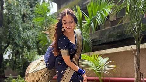 निळ्या साडीत मानसी नाईकचा मराठमोळा अंदाज; चाहत्यांच्या खिळल्या नजरा 
