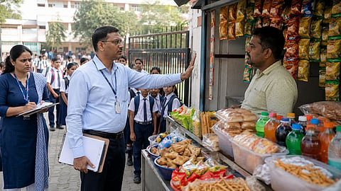 शाळांजवळ ५० मीटरच्या परिसरात 'जंक फूड' विक्री बंद; कठोर कारवाईचा FDA चा इशारा