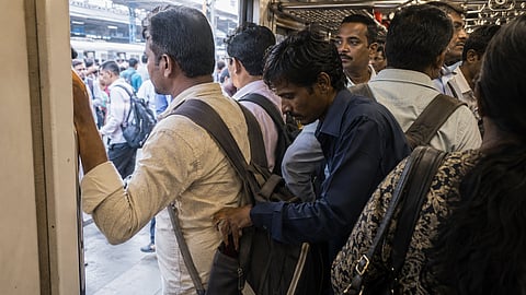 मध्य रेल्वेवर तीन प्रवाशांचा ऐवज लंपास