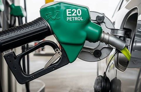 E20 च्या वापराने मायलेज घटण्याचा संभव; केंद्र सरकारची संसदेत कबुली