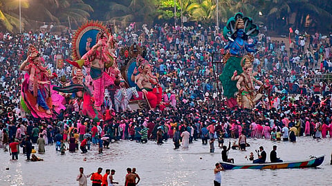 Mumbai : उंच गणेशमूर्तींच्या विसर्जनासाठी समुद्रात जागा द्या; गणेशोत्सव समन्वय समितीची सरकारकडे मागणी 