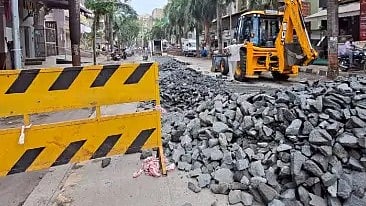 Mumbai : शिवडीत नवा कोरा सीसी रस्ताच खोदला; महापालिकेच्या कारभारावर प्रश्नचिन्ह; जबाबदार अधिकाऱ्यांवर कारवाईची मागणी