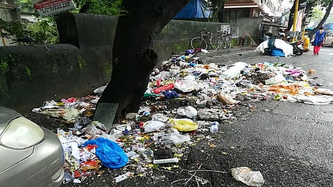Mumbai : कचरा फेकणाऱ्यांवर कारवाईचा बडगा! रस्त्यात थुंकणे, घाण करणाऱ्या ४ हजारांहून अधिक जणांवर कारवाई, ७०.०१ लाखांचा दंड वसूल