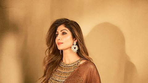 'मोका पे चौका' म्हणत शिल्पा शेट्टीने शेअर केले ग्लॅमरस फोटो; चॉकलेटी शिमरी साडीत दिसतेय कमालीची सुंदर