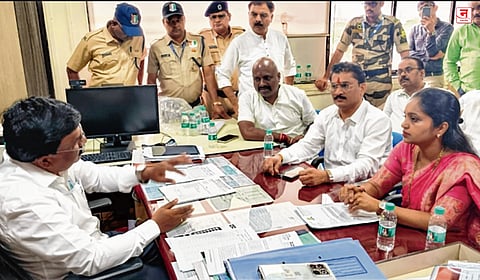 Navi Mumbai : मुसळधार पावसातही खारघर पाण्यासाठी तहानलेले; पाणी टंचाईवरून नागरिक आक्रमक; सिडको कार्यालयावर धडक मोर्चा