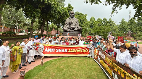 संसद परिसरात विरोधकांची निदर्शने