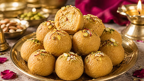 श्रावणी सोमवारच्या नैवेद्यासाठी खास! डबल लेअर बेसन-खवा लाडूंची सोपी रेसिपी, आताच नोट करा