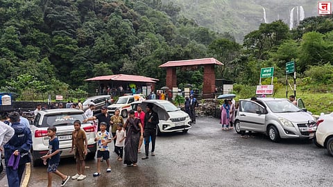 ओझर्डे, सडावाघापूर येथे उलटा धबधबा पाहण्यासाठी पर्यटकांची गर्दी; परिसर हाऊसफुल्ल