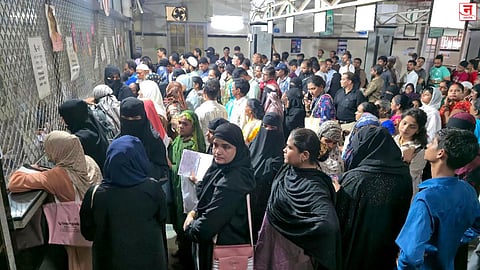 निवासी डॉक्टरांच्या संपादरम्यान जे. जे. रुग्णालयाच्या ओपीडीतील दृश्य.