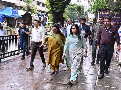 Mumbai : पदपथ मोकळे करा; आयुक्तांचा इशारा, एक महिन्याची मुदत, खर्चाची वसुली संबंधितांकडून 