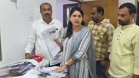Navi Mumbai : 'एसआयआर' फॉर्मची झेरॉक्स; भाजप पदाधिकारी अटकेत, खारघर पोलिसांची कारवाई
