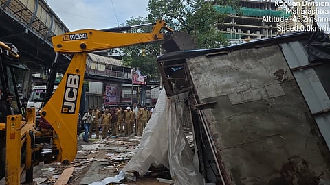 भांडुप स्टेशन परिसरातील बेकायदा स्टॉल जमीनदोस्त; मुंबईत १९७ किमी पदपथावरील अतिक्रमणे हटवली