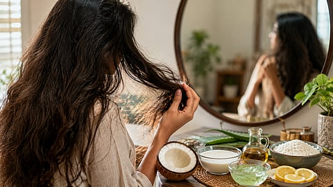 केस फ्रिझी आणि निस्तेज झालेत? किचनमधील 'या' पदार्थांपासून तयार करा होममेड हेअर मास्क