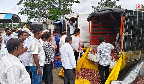 दिल्लीला कांदा पोहोचला अन् लासलगावात दर घसरला; शेतकऱ्यांना पावणेतीन कोटींचा फटका