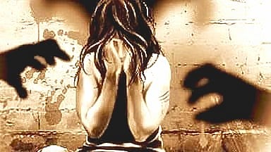 Delhi Crime : मदतीच्या बहाण्याने बसमध्ये घेतलं अन्...; १६ वर्षीय विद्यार्थिनीवर सामूहिक अत्याचार, चालक-कंडक्टर अटकेत