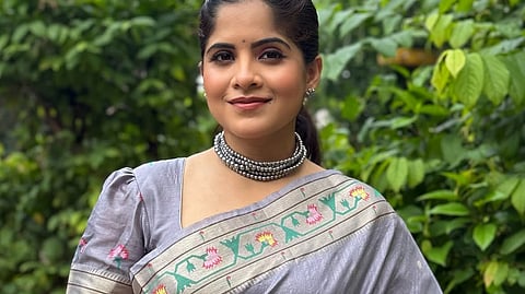 राखाडी पैठणी अन् मोत्याची ज्वेलरी; पाहा अमृता देशमुखचे खास फोटो