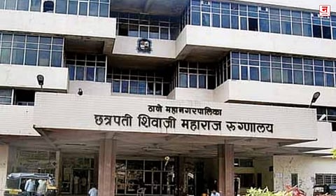 Thane : रुग्णालयातील जेवणात सापडले झुरळ; ठेकेदारावर फौजदारी कारवाईची मागणी