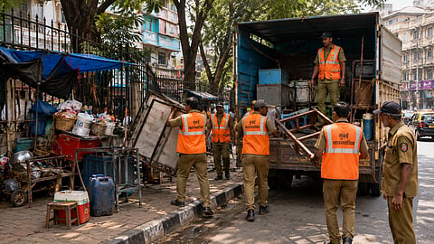 Mumbai : फेरीवाल्यांवरील कारवाईसाठी भाडेतत्त्वावर वाहने; ‘पादचारी प्रथम’ अभियानाला आणखी वेग 