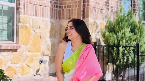 सायली संजीवचा अमेरिकेत 'देसी गर्ल' अंदाज! गुलाबी-हिरव्या साडीत खुललं सौंदर्य