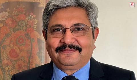 माजी अधिकाऱ्याच्या चौकशीवरून वादंग 
